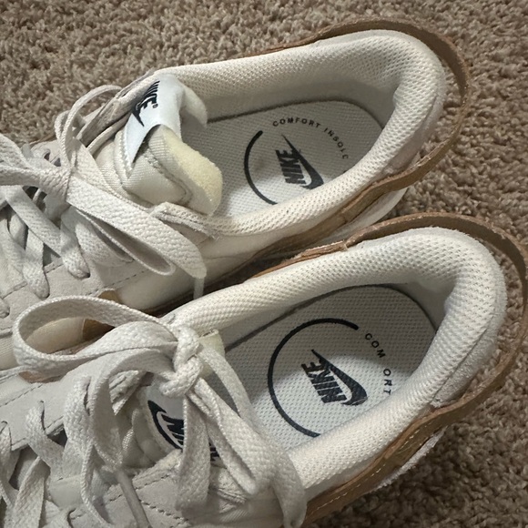 Nike Women's Nike Waffle Debut Sneakers in White and Gold Size 8.5 EUC - Picture 7 of 8